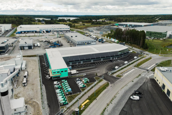 Aurinkopaneelit Budbee varaston katolla